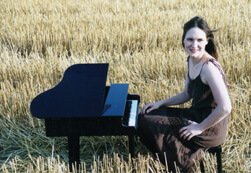 Isabel Ettenauer on toy piano